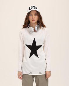 Model (WearingXS):•Â?/span>Height: 174cm | Bust: 80cm | Waist: 60cm | Hips: 89cm | Shoes: 38cmDetails: Long-sleeve top with star graphical printTop Length: NormalSleeve Length: Long SleevesMaterials:95% Polyester + 5% Spandex Trendy Flare Jeans, Graphic Knit Sweater, Cozy Summer Outfits, Graphic Star, 90s Hip Hop Fashion, 90s Fashion Grunge, Maxi Dresses Casual, Crop Top Blouse, Knitwear Cardigan