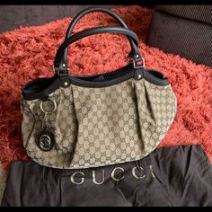 Flawless Gucci Large Sukey Tote. I’ve Only Used A Handful Of Times And It’s Like Brand New. This Bag Is Flawless!! Comes With Repair Patch Gucci Sukey Bag, Gucci Bag Vintage, Vintage Gucci Bags, Minimalistic Clothing, Gucci Ophidia Bag, Tas Vintage, Vintage Gucci Bag, Designer Things, Gucci Clothes