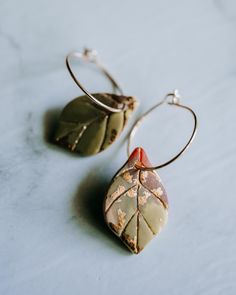 Earth tone and gold leaf marbled polymer clay earrings with gold-toned hoop earring. Perfect for wearing all fall! Marbled Polymer Clay, Golden Hoop Earrings, Golden Hoops, Feuille D'or, Making Jewelry, Polymer Clay Earrings, Gold Leaf, Clay Earrings, Jewelry Earrings Dangle