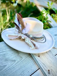 🌸Ladies felt flat brim cowgirl hat.   Handmade.  feathers and charms.  Ribbon & lace.  Adjustable size. Straw Cowboy Hat Decorating Ideas, Hat Bands Diy Ideas Western, Decorating Cowgirl Hats, Country Hats For Women, Felt Hat Diy, Diy Cowgirl Hat, Custom Cowgirl Hats, Fadora Hat, Hat Decorating Ideas