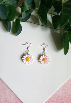 Gifts For Nan, Gift For Mothers Day, White Daisy, Spring Flower, Hypoallergenic Earrings, Mother Day Gifts, Polymer Clay Earrings, Friends In Love, Clay Earrings