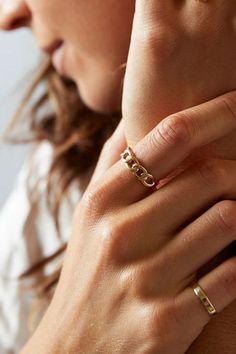 Curb Chain Ring. Your new essential! You’ll wonder how you ever accessorized without it. Lightweight but just enough to make a statement. Looks amazing as your only ring on a lazy day. Double this up with the Mini Curb Chain Ring for the ultimate stack! Women's gold chain ring, Fashionable women's gold chain ring, Trendy women's gold chain ring, Women's gold chain ring for wedding, Unique women's gold chain ring! #goldjewelry #rellery #goldfashion #populargold #jewelryfashion Modern Everyday Ring, Modern Stackable Chain Ring For Everyday Wear, 14k Gold Jewelry With Ring Detail For Everyday, Modern Stackable Chain Ring For Everyday, Modern Yellow Gold Rings With Adjustable Chain, Yellow Gold Open Ring With Chain Detail, Yellow Gold Open Ring With Chain, Modern Stackable Chain Ring, Stackable Chain Ring Fine Jewelry