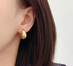 Add a touch of sophistication to your look with our stunning water drop hoop earrings in 18k gold. These elegant earrings feature a delicate water drop shape, crafted from lustrous 18k gold for a luxurious finish. The water drop shape is both timeless and contemporary, making it a versatile accessory that works well with any outfit. The 18k gold is carefully polished to create a sleek and shiny surface, while the lightweight design ensures maximum comfort for extended wear. Whether you're dressi Modern Gold Plated Teardrop Huggie Earrings, Gold Teardrop Hoop Earrings Tarnish Resistant, Minimalist Teardrop Gold Plated Hoop Earrings, Elegant Gold Teardrop Huggie Earrings, Formal Teardrop Huggie Earrings, Minimalist Yellow Gold Teardrop Earrings, Tarnish Resistant, Minimalist Tarnish Resistant Teardrop Earrings In Yellow Gold, Formal Drop Hoop Earrings, Minimalist Yellow Gold Teardrop Earrings