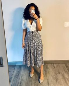 Dresses To Wear To School Casual, Cute Church Shoes, Skirt Tennis Shoes Outfits, Office Wear Shoes, Church Outfits Summer, Skirt Casual Outfit, Skirt And Tops, Top And Skirt Outfit, Hm Shoes