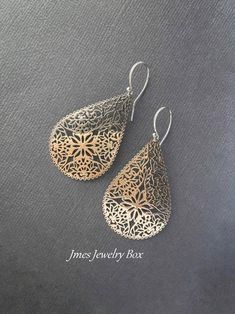 Beautiful silver filigree earrings. Silver-plated brass drops are detailed with a floral design. The drops hang on handmade stainless steel ear wires. *Silver plated brass drops *Stainless steel hooks *Handmade with love <3 Like Jmesjewelrybox on Facebook for updates on new jewelry, upcoming sales, and giveaways! Plus Facebook fans save 5% :D Find the coupon code on Jmesjewelrybox's cover photo https://www.facebook.com/Jmesjewelrybox Boho Leather Necklace, Princess Vintage, Faberge Jewelry, Drop Earrings Silver, Tear Drop Earrings, Filigree Earrings, Handmade Fashion Jewelry, Boho Leather, Silver Drop Earrings