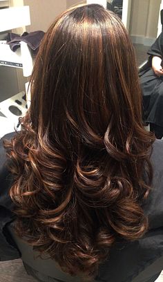 Curls In Layered Hair, Curls For Layered Hair, Medium Length Brown Hair With Highlights Caramel, Curled Hair With Layers, Chunky Brown Highlights, Hair Inspo Color Dyes, Highlights Layered Hair, Caramel Hair Color With Highlights, Layers With Highlights