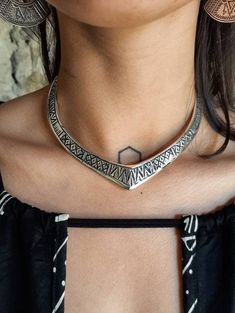 Choker collar necklace. Available in Silver plated or brass The necklace behind has an opening so the size is unique, fits all neck sizes. Very practical to wear. For a true tribal style! * You can find the earrings at this link https://www.etsy.com/it/listing/969799907/orecchini-pendenti-orecchini-mezza-luna «If you have any question feel free to send us a message, will be happy to help you» ♥ Thank for visiting our shop ♥ Follow us also on Instagram: @junglefevercollection FB: jungle fever col Ring Choker Necklace, Etsy Finds Clothes, Plus Size Necklace, Open Collar Necklace, Necklace With Outfit, Torque Necklaces, Chocker Neckless, Torc Necklace, Wide Choker Necklace