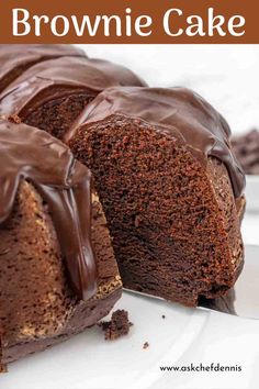 a close up of a cake with chocolate frosting on it and the text overlay says, brownie cake