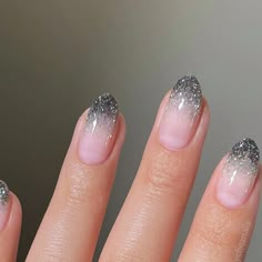 emily zheng • chez nails on Instagram: "Do you prefer with or without flash? “Lazy gradient” featuring silver & black reflective glitters — swipe for the easiest no-tools tutorial 🪩🖤🥂 This mani is a very strong contender for what I’ll actually wear on New Year’s Eve, but I’m not 100% decided yet 🤭 🖤 @salonperfect Flash Back • pr 🪩 @salonperfect Flashing Lights • pr 🌸 @orly Rose Colored Glasses • in my sf #nyenails #newyearsevemakeup #glitternails #reflectiveglitter #easynailart #simplenailart #blacknails #silvernails #elegantnails #almondnails #sparklynails #frenchtipnails #gradientnails #winternails #winternailart #salonperfect new year nails, new year’s eve nail art, glitter nail inspo, black glitter, silver glitter, glitter french tips, elegant nail art, sparkly winter nails, eas Reflective Glitter Nail Art, New Years Sparkly Nails, Black And Silver Sparkly Nails, Black Glitter Fade Nails, Black Sparkle Ombre Nails, New Years Nails Design Glitter Sparkle, Black Glitter Tip Nails, Glitter Nails With French Tip, Black Nails With Glitter Tips