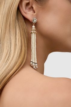 This sumptuous piece of jewelry features a retro-elegant yet slightly modern style that complements the lavish garments, reminiscent of the roaring 1920s. Features: Lustrous imitation pearls Rhinestone studded design 4.21 inch / 10.7cm long Dangling pearl tassels Note: This Light Gold earring is limited to GROUND SHIPPING ONLY. If expedited shipping is selected at checkout, all other items will be shipped via expedited shipping, while this item will be shipped separately by ground shipping. 1920 Accessories, Roaring 20s Jewelry, 20s Jewelry, 1920s Earrings, Gatsby Birthday, Gatsby Accessories, Gatsby Earrings, Pearl Tassels, 1920s Accessories