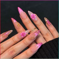 The most anticipated season for beach and sun lovers has arrived: Summer. And what better way to complement your vacation Gel Birthday Nails Art Designs, All Nail Art Designs, Cute Pink And Gold Nails, Pink Nails With Gold Design, Vacation Nails Hawaii, Nails Birthday Pink, Gold Nails With Flowers, Pink With Gold Nails, Hot Pink Nails With Gold