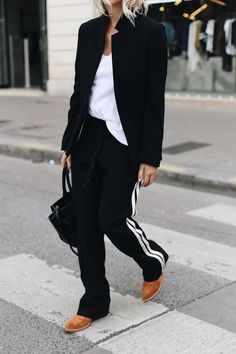 PARISIAN MORNING Minimalist Moda, Blazer Street Style, Mode Tips, Blazer Outfit, Street Style Chic, 가을 패션, Street Chic