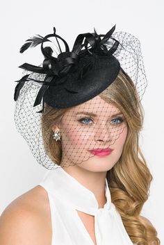 "\"Juliet\" Black Fascinator Headband Be the envy of the party in this elegant felt fascinator. The round felt base is covered with satin ribbon loops, adorned with flighty feathers and topped off with a birdcage veil. This gorgeous piece is perfect for any special occasion. - Easy wear headband - Optional; tuck-a-way veil - Available in several other colors Add Men's Matching Bow Tie: Don't you dare get caught mismatching your sweetie's favorite fascinator! Pippa & Pearl now carries bow tie Felt Fascinator, Fascinator Hats Outfit, Facinator Hats, Fascinator Hats Wedding, Foto Glamour, Derby Fashion, Kentucky Derby Fascinator, Sinamay Fascinator, Bridal Fascinator