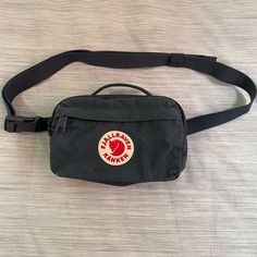 KÅNKEN HIP PACK Fjallraven Kanken Fanny Pack, Fjallraven Hip Pack, Kanken Hip Pack Outfit, Hip Pack Outfit, Kanken Hip Pack, Girl Avatar, Minimal Travel, Denim Embroidery, Hip Pack