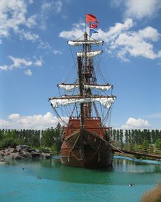 an old pirate ship is in the water