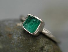 Raw Uncut Emerald on 14k or 18k White Yellow or Rose Gold Rose Gold Diamond Ring Engagement, Natural Emerald Rings, Hammered Band, Black Diamond Ring Engagement, Custom Ring, Natural Emerald, Emerald Ring, Ring Handmade, Custom Rings