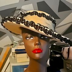 Jack Mcconnell Designer Creme & Black Hat W/Lace & Large Netted Sheer Flower Mint Condition Elegant Lined Brimmed Sun Hat, Elegant Brimmed Lined Sun Hat, Beige Boater Hat For Church, Chic Cream Straw Hat For Kentucky Derby, Wide Brim Straw Hat For Church, Cream Fitted Brimmed Sun Hat, Cream Brimmed Fitted Sun Hat, Chic Cream Sun Hat For Kentucky Derby, Fitted Cream Brimmed Sun Hat