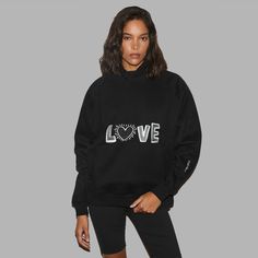 Orné des images emblématiques de Keith Haring en broderie élégante, le sweat à capuche noir Blvck x Keith Haring ajoute une touche subtile à votre look. Le dos arbore le logo Blvck Paris en impression UV.
Confectionné à partir d'un mélange luxueux de coton molletonné, il est incroyablement doux au toucher et offre une coupe parfaite pour toutes les activités de la journée. Ce modèle présente une coupe oversize.
Le modèle masculin porte une taille XS et mesure 1m73.
© Keith Haring Foundation. Licensed by Artestar, New York. Black Turtleneck Sweatshirt For Streetwear, Keith Haring Love, Blvck Paris, Love Hoodie, Keith Haring, New York, Black