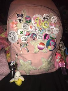 Cute Backpack Decorations, Cute Backpack Pins, Decorated School Bag, Pins On Backpack, School Bag Aesthetic