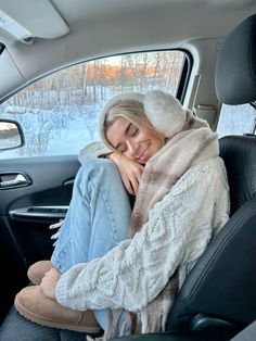 Oversized sweaters… chucky scarfs… UGGS 🩵 Instagram Picture Ideas Christmas, Winter Outfit Poses, Christmas Instagram Pictures Aesthetic, Vermont Outfits Winter, Cute Winter Photos, Winter Picture Ideas For Instagram, Cold Christmas Outfits, Winter Road Trip Outfit, Snow Pictures Aesthetic