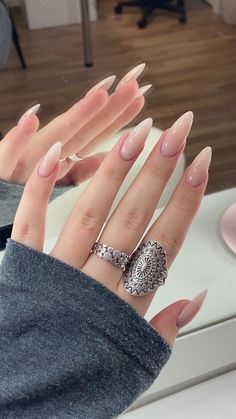 Almond Nude Acrylic Nails, Long Oval Nails, Kardashian Nails, Manicured Nails, Kutek Disney, Unghie Sfumate, Nagel Tips, Grunge Nails