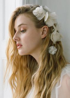 Hair Swept To One Side Wedding, Bridal Crafts, Pearl Bobby Pins, Floral Headband Wedding, Wedding Curls, Wedding Hats For Guests, Fascinator Hats Wedding, Floral Headpiece Wedding