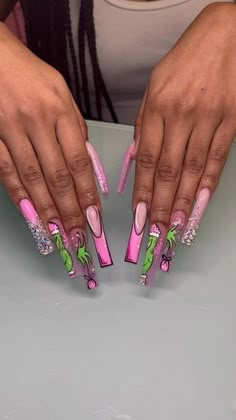 Pink Grinch Nails Designs, Christmas Nail Set Ideas, The Grinch Christmas Nails, The Grinch Nails Acrylic, Pink Grinch Nails, Grinch Acrylic Nails, Christmas Character Nails, The Grinch Nails