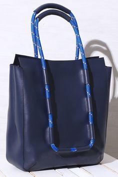 Minimalist Bag, Climbing Rope, Bag Trends, Big Bags, Types Of Bag, Super Cool, Bago, Leather Accessories