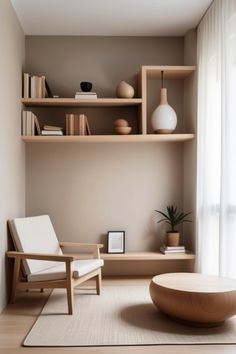 Un espacio de lectura con muebles sencillos y materiales naturales como madera clara y lino. El uso de colores neutros y una iluminación suave crean un ambiente zen perfecto para la concentración. #LecturaZen #RincónMinimalista #AmbienteSereno Zen