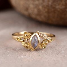 Moonstone Ring, Natural Moonstone Gemstone Ring, marquise Moonstone Crystal Ring, Healing Ring, Gold Designer Ring, Brass Ring Gift For Her I T E M D E S C R I P T I O N: Gemstone : Moonstone  All jewelry is Handmade and is Nickel/Lead FREE. so you don't have to worry about any allergies. C U S T O M E R S U P P O R T : We are available 24/7 to answer all your queries. We create all our products with utmost love and care. Still, if you find any flaws in it, please don't hesitate to contact us. R Messing Ring, Rainbow Moonstone Jewelry, Unique Rings Vintage, Handmade Birthday Gifts, Ring Marquise, Zierlicher Ring, Special Ring, Moonstone Crystal, 18k Gold Ring