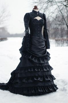 Vintage Wedding Dress Victorian, Winter Cosplay, Vintage Victorian Wedding, Victorian Gothic Dress, Gothic Victorian Dresses, Black Wedding Dress Gothic, Lace Top Wedding Dress, Wedding Dress Black, Victorian Wedding Dress