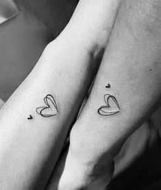 Cute Couple Tattoo Ideas! Herz Tattoo Klein, Tattoo Placements, Tato Jari, Small Heart Tattoos, Bestie Tattoo, Herz Tattoo, Small Tattoos With Meaning, Small Meaningful Tattoos, Inspiration Tattoos