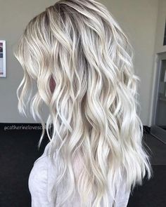 Love this hair color! Wavy ash blonde hair. Cute hair style for date night or just an every day look Kort Bob, Ash Blonde Hair Colour, Hair Goal, Golden Blonde Hair, Ash Blonde Hair, Brown Blonde Hair, Platinum Blonde Hair