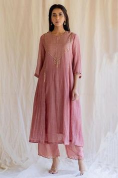 Shop for Nirjara Pink Chanderi Silk Kurta And Pant Set for Women Online at Aza Fashions Pink Kurta, Scallop Border, Chanderi Kurta, Kurta Patterns, Silk Pant, Kurta Dress, Straight Fit Pants, Delicate Embroidery, Silk Kurta