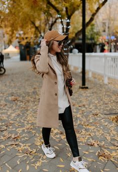 Fall Hats For Women Outfits, Peacoat Outfit, Denver Style, Chicago Fall, Peacoat Womens, Outfits New York, Ny Outfits, New York Outfits, Tan Coat