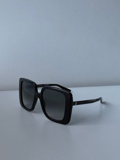 Estas gafas de sol Gucci GG1314S ofrecen una versión vanguardista de las tradicionales monturas cuadradas. Confeccionada con acetato negro de alta calidad para una durabilidad superior, la gran silueta extragrande añade un toque distintivo a cualquier look. Disfrute de una protección solar superior con el índice de protección UV más alto.




 Gafas de sol Gucci GG1314S 001.

 Forma cuadrada de gran tamaño.
 Protección 100% UVA y UVB. 
Tamaño de ojos de 55 mm. Tamaño del puente de 19 mm. Tamaño de patillas de 140 mm.
 Hecho en Italia.
 Viene con un estuche rígido de terciopelo en tonos joya de Gucci, una bolsa de satén, un paño de limpieza y tarjetas.
 100% auténtico y sin uso. Designer Shield Sunglasses With Uv Protection Square Frame, Designer Sunglasses With Gradient Square Frame, Designer Sunglasses With Square Frame And Gradient Lenses, Designer Sunglasses With Uva Protection And Square Frame, Designer Square Frame Sunglasses With Uva Protection, Modern Black Sunglasses For Pool, Luxury Square Sunglasses With Gradient Lenses, Black Square Sunglasses With Gradient Lenses, Gucci Square Frame Sunglasses With Uva Protection