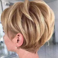 30 Stunning Short Hair With Layers Ideas - Glamour Corner Straight Bob Haircut, Κούρεμα Bob, Pixie Haircut Styles, Short Hairstyles For Thick Hair, Short Layered, Short Layered Haircuts, Short Bob Haircuts