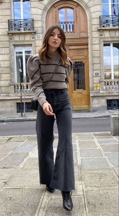 Winter French Outfits Parisian Style, Fall Parisian Outfits, Black Flare Jeans Outfit Winter, Winter Flare Jeans Outfit, Casual Brunch Outfit Fall, Flare Jeans Outfit, Mode Hippie, Sassy Outfit, Paris Outfits