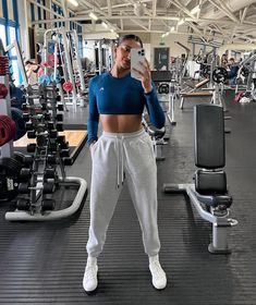 Grey Sweatpants Gym Outfit, Joggers Gym Outfit Women, Sweat Pants Gym Fit, Workout Outfits With Sweatpants, Sweatpants Gym Outfit Women, Gym Outfit Joggers, Basic Gym Outfits, Knee Fat Workout, Sweatpants Gym Outfit