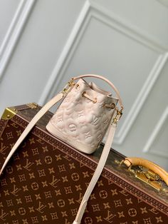 Size: 13cm*16cm*10cm It comes with Dust box, Care manual, Tag, and Paper bag. Louis Vuitton Luxury, Luxury Bag, Debit Card, Size 13, Backpack Bags, Luxury Bags, Calf Skin, Paper Bag, Bags Designer