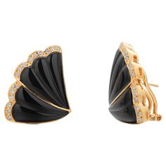 Elevate your jewelry collection with these exquisite 18k Yellow Gold Onyx Diamond Fan Motif Earrings, a perfect blend of luxury and elegance. These stunning earrings are crafted from high-quality 18k gold, marked with a "750" stamp, ensuring their authenticity and superior craftsmanship. Design & Craftsmanship: Metal: 18k Yellow Gold, known for its durability and timeless appeal. Gemstones: Adorned with high-quality Onyx, these earrings feature a deep, rich black hue that beautifully contrasts with the sparkling diamonds. The earrings are also embellished with diamonds totaling approximately 0.30 carat weight (ctw), adding a touch of brilliance and sophistication. Dimensions: Size: The earrings measure 21mm x 17mm (approximately 0.95 inches wide by 0.70 inches long), making them a noticeab