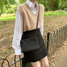 Black Outfits Classy Casual, Aesthetic Girly Outfits, Spring Mini Skirt, Aesthetic 2023, Academia Outfits, Dark Academia Fashion, Academia Fashion, Clothes Casual