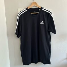 Men’s/Unisex Black And White Stripe Adidas Shirt. Brand New, Never Worn. 100% Cotton. Black Shirt Outfits, Camisa Adidas, Adidas Tshirt, Classic Adidas, Gym Outfits, Adidas T Shirt, Adidas Shirt, Jd Sports, Adidas Black