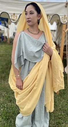 Ancient Greek Chiton Women, Modern Greek Clothing, Roman Woman Clothing, History Cosplay, Greek Peplos, Roman Women Dress, Doric Chiton, Pagan Veiling, Ancient Greek Fashion