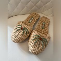 Tommy Bahama Women’s Woven Ratan Slippers Vintage Never Worn Size 8-8.5 So Cute- Used As Display Comfortable Slip-on Slippers For Vacation, Vacation Slippers With Rubber Sole And Round Toe, Vacation Slippers With Round Toe And Rubber Sole, Comfortable Slip-on Vacation Slippers, Comfortable Closed Toe Slippers For Vacation, Comfortable Flat Slippers For Vacation, Casual Flat Slippers For Vacation, Beige Slip-on Espadrilles For Vacation, Comfortable Closed Toe Slippers For Beach