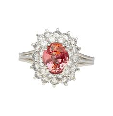 1.63 Karat Oval Cut Pink / Orange Padparadscha Saphir aus Madagaskar mit 1.40 CTW Rundschliff Diamant Halo Cluster Fassungsring in Platin 950. Ringgröße 7,25. Details: Einzelteil-Art: Cluster Ring Metall: Platin 950 Gewicht: 6.51 Gramm Ringgröße: 7.25 (einstellbar)   Details zum zentralen Edelstein: Typ: Padparadscha Saphir Karat: 1,63 Karat Farbe: Zoniert Orange und Pink Schnitt: Step Cut Form: Oval Form Behandlung: Erhitzt Herkunft: Madagaskar Abmessungen: 7,13 x 6,58 x 4,10 mm   Zertifikat: G Padparadscha Sapphire, Gold Cocktail Ring, Gold Cocktail, Halo Setting, Step Cut, Color Naranja, Modern Ring, Ring Metal, Diamond Halo