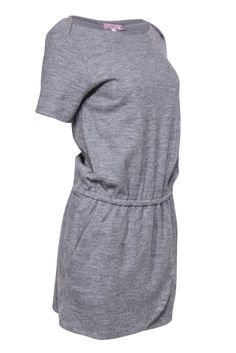 Go for a soft and cozy vibe with this fitted frock from Calypso! Made with a tulip hemline, this short sleeve piece is the perfect laidback dress. Complete with a romantic boat neckline, it's the perfect Sunday brunch look to pair with your favorite wedges! Size XS No fabric content, most likely a wool blend Fitted silhouette with elasticized waist Boat neckline Short sleeve Tulip layered skirt Pockets at hip Waist 25" Bust 34" Total length 35" Casual Fitted Short Sleeve Beach Dress, Casual Loungewear Dress With Curved Hem, Casual Short Sleeve Loungewear Dresses, Casual Dresses With Curved Hem For Daywear, French Girl Chic, Skirt Pockets, Chic Shop, Buy Shoes Online, Layered Skirt