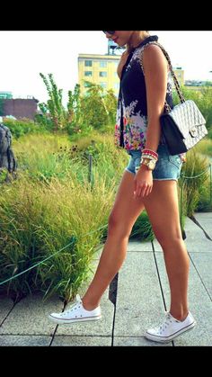 Look Short, Outfits With Converse, Elegante Casual, Cute Blouses, Carrie Bradshaw, Spring Summer Outfits, Converse Chuck, Chuck Taylor, Tennis Shoes