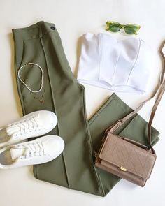 Pants Flatlay, Denim Hacks, Flatlay Fashion, Hande Ercel Style, Smart Casual Women Outfits, Outfits Con Jeans, Fresh Outfits, Flatlay Styling