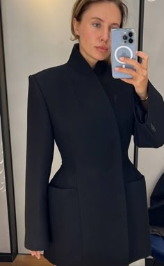 Hourglass Blazer Outfit, Hourglass Body Shape, Woman Suit Fashion, Abayas Fashion, Suit Fashion, Black Blazer, Elegant Outfit, Body Shape